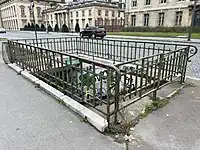 Disused access along Place Joffre
