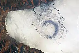 Circle of thin ice, diameter of 4.4&nbsp;km (2.7&nbsp;mi) at the lake's southern tip, probably caused by convection
