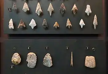 Outils du Néolithique récent, échelle : H. d'un numéro : Template:Unité. Tumulus du Montabout, Pamproux (Deux-Sèvres).