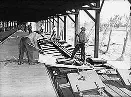 Ice blocks (also called "cakes") are manually placed into reefers from a covered icing dock. Each block weighed between 200 and 400 pounds (91 and 181&nbsp;kg). Crushed ice was typically used for meat cars
